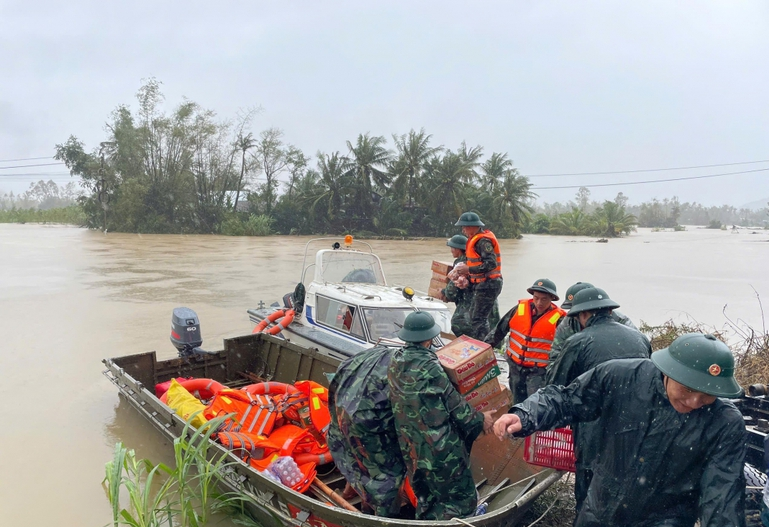 Lực lượng chức năng vận chuyển nhu yếu phẩm cho bà con tại các vùng bị nước lũ cô lập tại Đắk Lắk