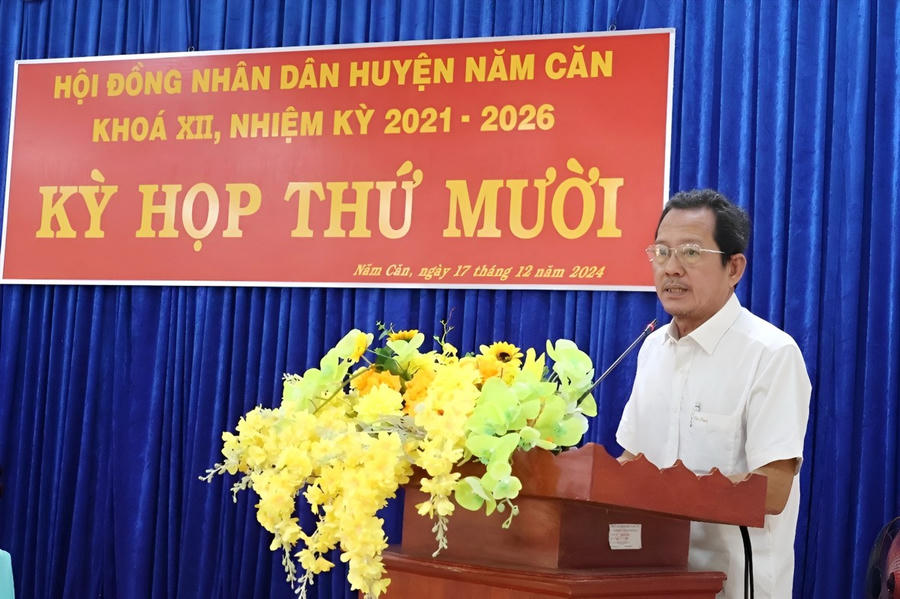 Ông Trần Đoàn Hùng - Ủy viên BTV Huyện ủy, Phó Chủ tịch UBND huyện Năm Căn đưa ra một số giải pháp tháo gỡ khó khăn cho địa phương tại Kỳ họp thứ X, HĐND huyện Năm Căn khóa XII, nhiệm kỳ 2021 – 20216 (Ảnh: T.V).