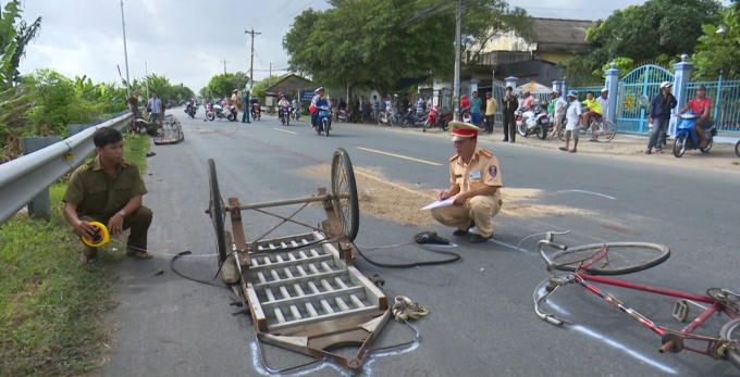 Lực lượng chức năng khám nghiệm hiện trường.