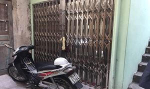 Theo phản ánh của người dân ông Khánh đã tự ý mở lối đi sang phần ngõ số 26 Tống Duy Tân.