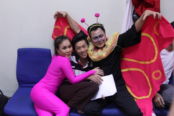 Tự Long tạo dáng siêu “cute” bên Hoài Linh và Việt Hương. Ảnh: Internet