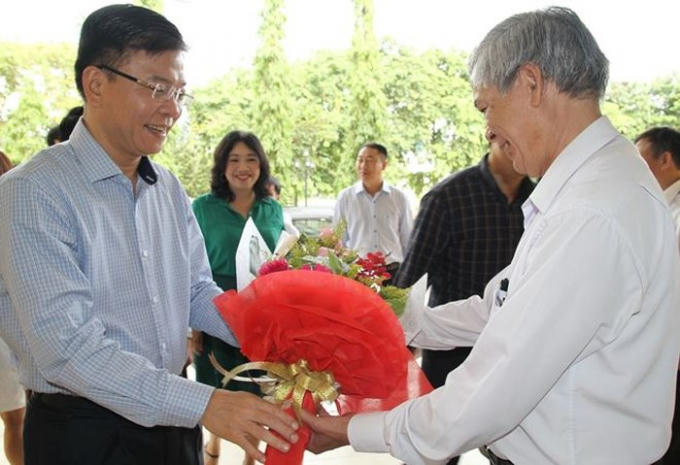 Bộ trưởng Lê Thành Long nhận hoa chúc mừng Đoàn công tác của lãnh đạo Sở Tư pháp tỉnh Thừa Thiên Huế.
