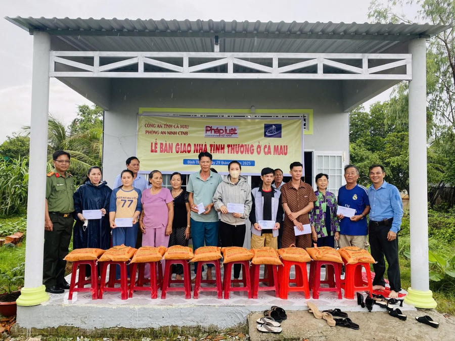 Ban Tổ chức trao tặng quà cho các hộ dân có hoàn cảnh khó khăn.