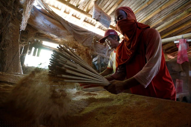 Một cơ sở làm hương phục vụ năm mới ở Tangerang, Indonesia. 