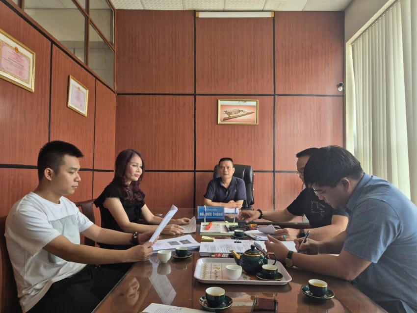 Các cổ đông của Công ty Cổ phần bến xe trung tâm Cẩm Phả bao gồm ông Thành, ông Cao, bà Dương trao đổi với phóng viên Báo Pháp luật Việt Nam.