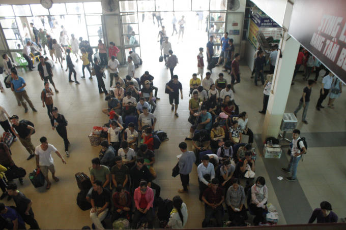 Lượng khách xếp hàng dài chờ mua vé.
