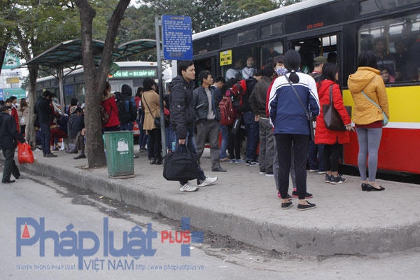 Tình trạng trong bến và ngoài bến đều diễn ra tình trạng khách quá tải. Ảnh: Như Trường.