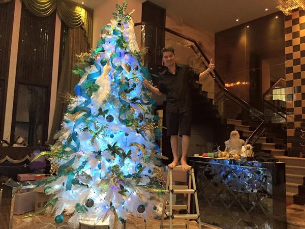 Dù vướng nhiều tin đôn thất thiệt, song không thể phủ nhận, nam ca sĩ là người có trái tim giàu tình yêu thương và luôn hết mình với người hâm mộ. Ảnh: Internet