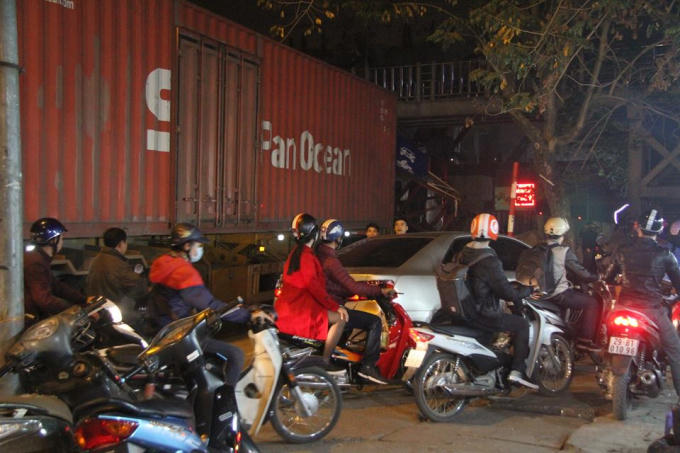 Sự việc xảy ra khiến giao thông gặp nhiều khó khăn.