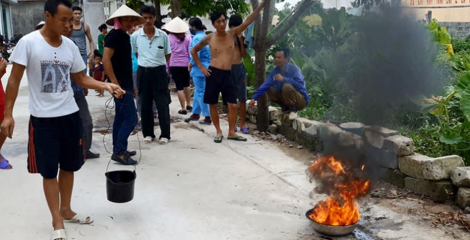 Màn thực nghiệm đốt nước giếng bốc cháy được Phóng viên Phapluatplus.vn ghi lại tại hộ gia đình bà Nguyễn Thị Quý.