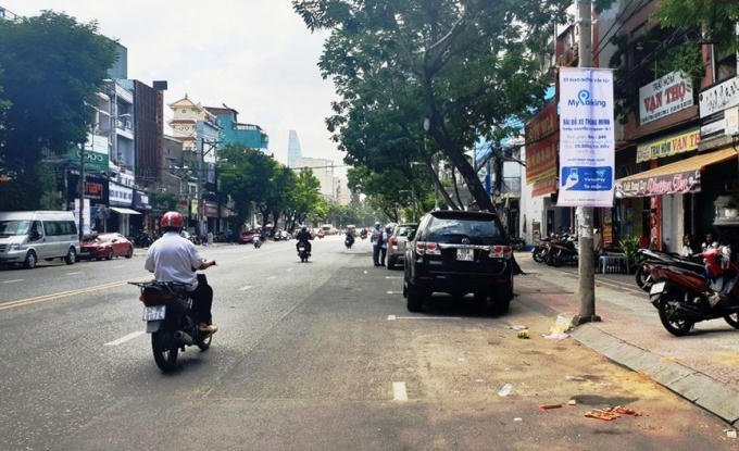 Bên cạnh đó, nhiều tài xế không sử dụng điện thoại thông minh, không rành công nghệ nên thanh toán tiền qua ứng dụng cũng gây bất tiện. “Không lẽ giờ tôi phải mua một chiếc smartphone để trả tiền đậu xe?”, một tài xế nói.