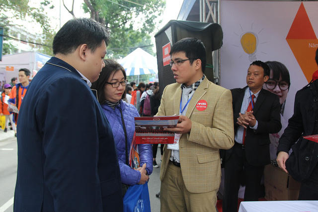 Cán bộ tư vấn của các trường đại học, cao đẳng luôn nhiệt tình giải đáp thắc mắc của thí sinh và người nhà. (Ảnh: VTV).