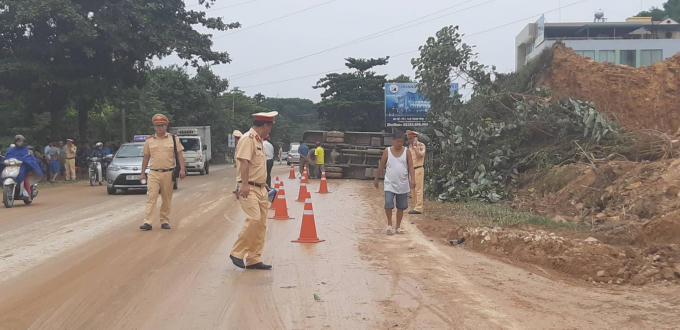 Lực lượng cảnh sát giao thông TP Hòa Bình đã có mặt tại hiện trường để đưa người gặp nạn đi cấp cứu, phân luồng giao thông và điều tra nguyên nhân vụ tai nạn.