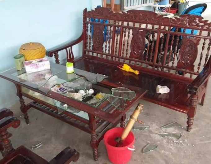 Đá rơi vào trong nhà làm vỡ bàn kính.