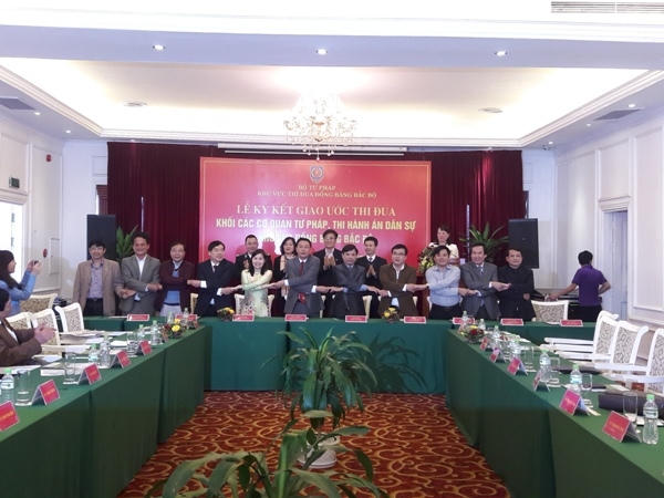 Lãnh đạo Sở Tư pháp của 11 tỉnh, thành phố ký giao ước thi đua.
