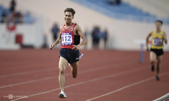 Lê Tiến Long cười tươi khi cán đích đầu tiên. Ảnh: Đức Đồng