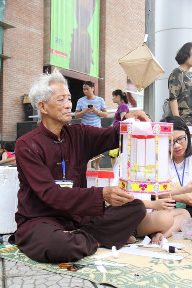 Nghệ nhân Nguyễn Văn Quyền hướng dẫn làm đèn kéo quân 