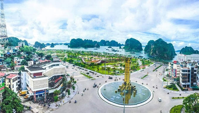 Thành phố Hạ Long (tỉnh Quảng Ninh) nhìn từ trên cao.