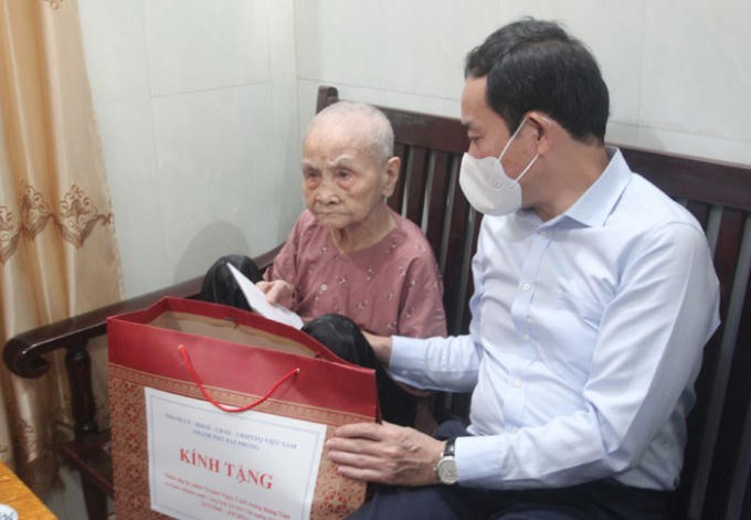 Bí thư Thành ủy Trần Lưu Quang tặng quà Bà Mẹ Việt Nam Anh hùng trên địa bàn quận Kiến An.