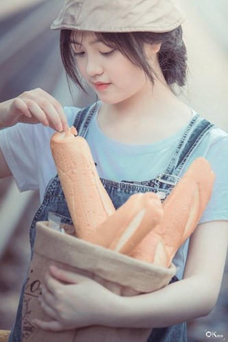 &ldquo;Hot girl b&aacute;n b&aacute;nh mỳ&rdquo; xinh đẹp x&ocirc;n xao cư d&acirc;n mạng
