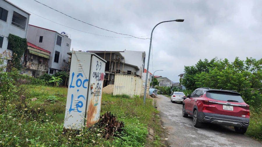 Hộp điện hoen rỉ , cột đen đã lắp nhưng vẫn chưa có điện đấu vào khu vực dự án