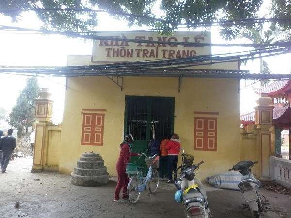 Nghĩa trang Trai Trang, nơi người dân bắt được "ông" trăn và hiện tại đang nhốt "ông" trăn dưới chiếc cổng . Ảnh: Như Trường