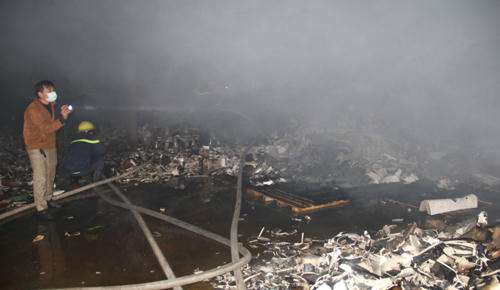 Vụ hỏa hoạn khiến nhiều tài sản hư hại nặng. Ảnh: Lam Sơn.