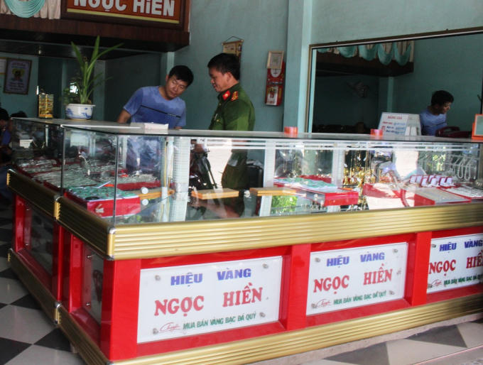 Cơ quan chức năng đang khám nghiệm hiện trường vụ trộm tiệm vàng.