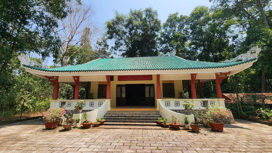 Nhà tưởng niệm chiến khu Đ nơi ghi dấu những quá khứ hào hùng của quân và dân ta.