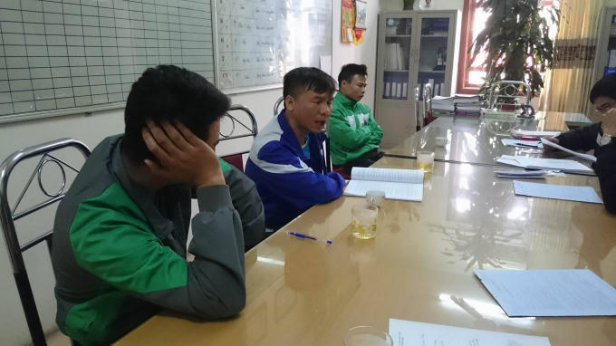 Ba tài xế taxi tại cơ quan công an vì hành vi tè bậy.