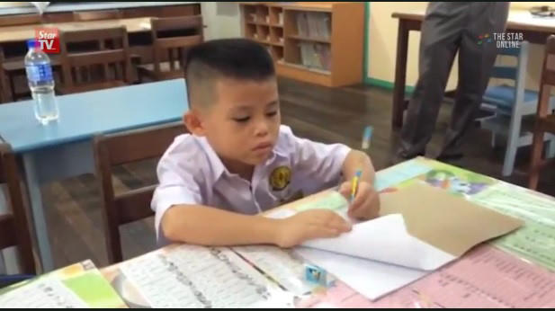 Em học sinh duy nhất ở trường, đã giúp ngôi trường không bị đóng cửa.