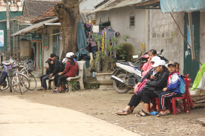Muốn sang sông đến trường, các em học sinh phải chờ, vì đò nhiều người mới có thể chạy. (Ảnh. Hải Long).