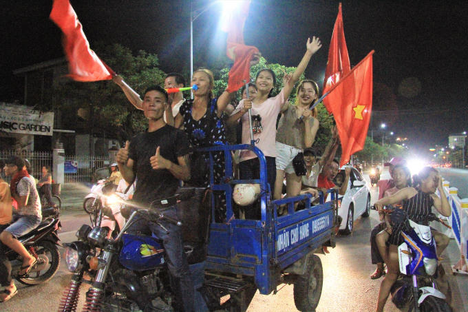 Hàng chục nghìn người d&acirc;n c&ocirc;́ đ&ocirc; Huế đổ ra đường ăn mừng chiến thắng của Olympic Việt Nam