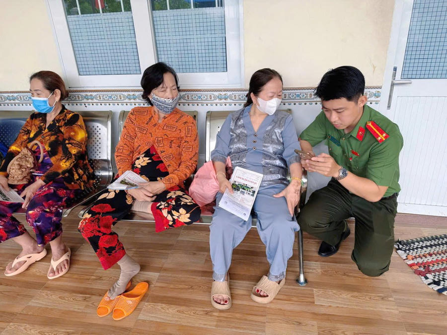 Đoàn viên, hội viên Công an tỉnh tận tình hỗ trợ người dân tiếp cận các tiện ích số trong khám, chữa bệnh.