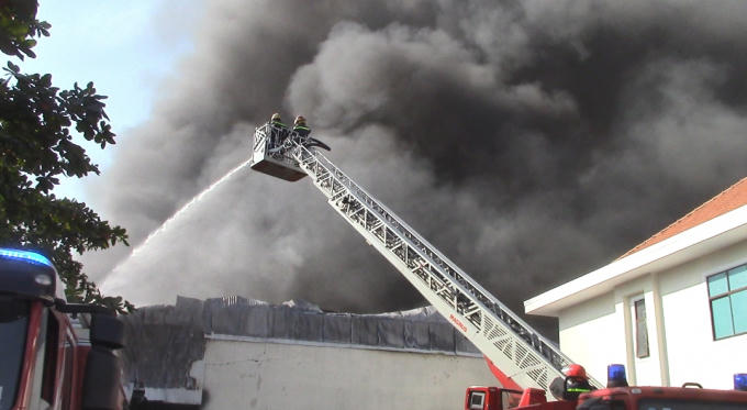 Xe thang cũng được huy động tới để chữa cháy (Ảnh: Hà Bắc)