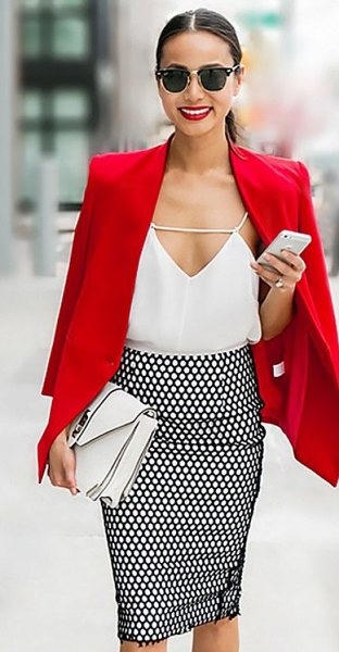 Vì vậy hãy kết hợp chúng với chiếc váy hay phụ kiện có tông màu sáng và nhẹ nhàng như trắng, chấm bi, trông bạn sẽ thật nổi bật. Ảnh: internet.