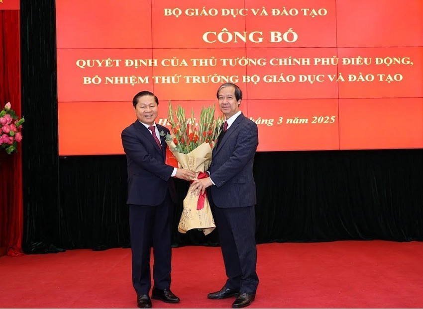 Bộ trưởng Nguyễn Kim Sơn trao Quyết định cho tân Thứ trưởng Bộ GD&ĐT Lê Tấn Dũng.