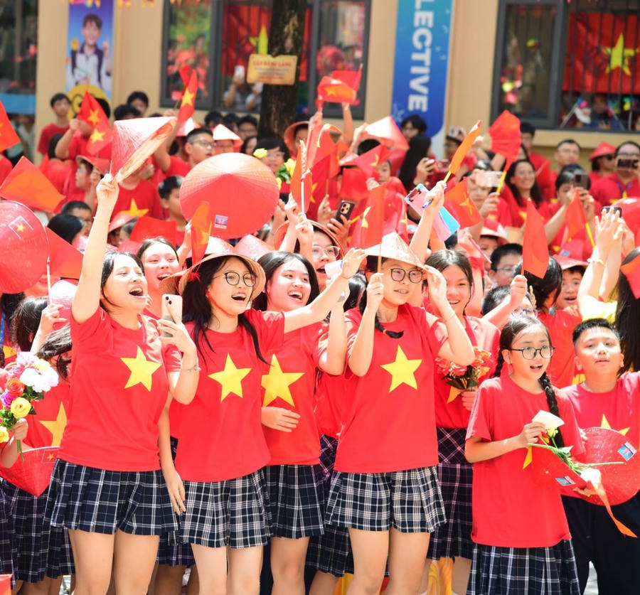 Niềm vui của các em học sinh trường Nguyễn Siêu (Hà Nội) khi tham dự chương trình "Tổ quốc trong tim" do Nhà trường tổ chức. (ảnh: NSS).