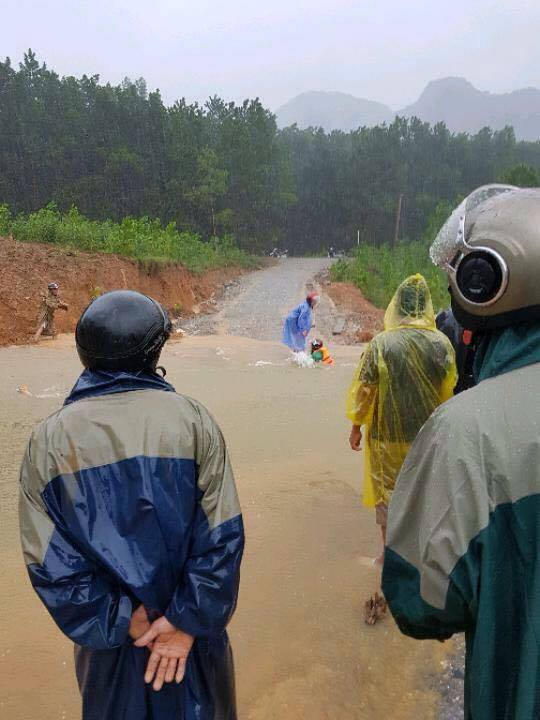 Tại huyện Minh Hóa, một số thuyến đường bị nước ngập sau gây chia cắt.