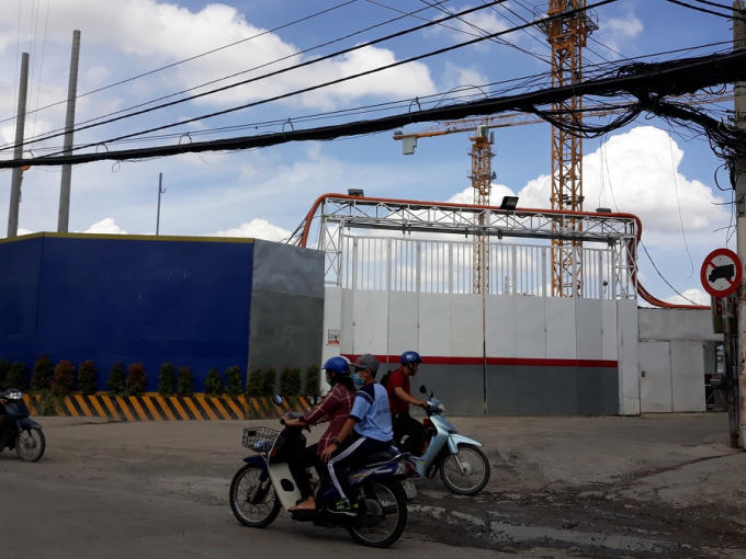 Dự án Charmington Iris (Q.4) vừa bị UBND TP.HCM thu hồi quyết định chủ trương đầu tư, giao Sở Xây dựng xem xét đình chỉ hoạt động xây dựng và thu hồi giấy phép.