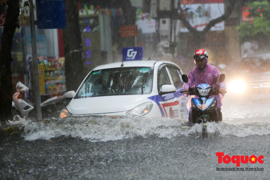 Hà Nội: mưa lớn chưa đến 30 phút, nhiều tuyến phố ngập sâu trong biển nước5