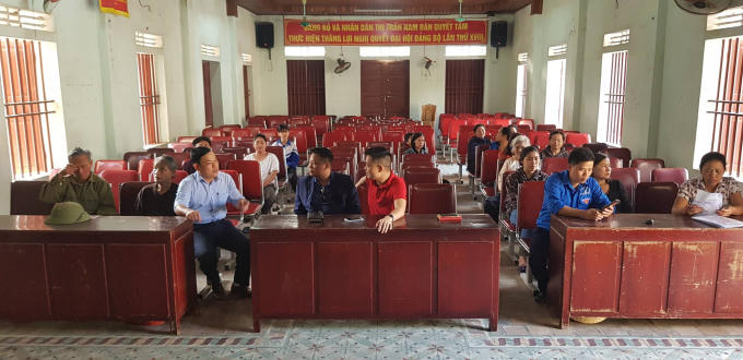 Ông Nguyễn Anh Tuấn, bí thư Đảng ủy thị trấn Nam Đàn; bà Trần Thị Nga, Chủ tịch mặt trận Ủy ban MTTQ thị trấn; ông Trần Thanh Hải, Bí thư Đoàn thị trấn trao đổi thêm về các trường hợp được trao quà.