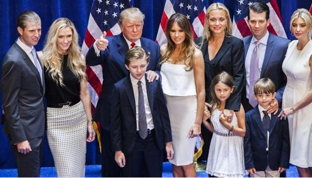 Ông Trump cùng vợ và các con, cháu khi nhậm chức năm 2017.