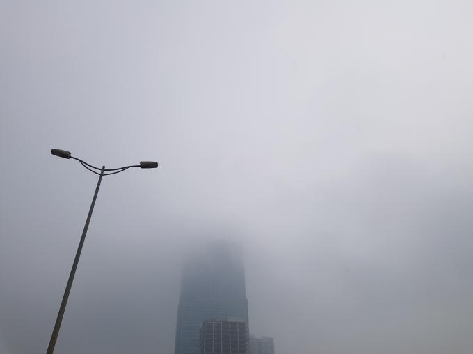 Trước đó, chia sẻ về quá trình xây dựng tòa nhà cao nhất Việt Nam, chủ đầu tư cho biết, do nền đất ở Hà Nội không vững chắc nên đã phải dùng loại cọc lớn, tổng cộng phải dùng đến 980 chiếc cọc có đường kính hơn 2 mét để đóng xuống. Riêng thời gian làm móng cho cả khu phức hợp là đã mất hơn 1 năm.