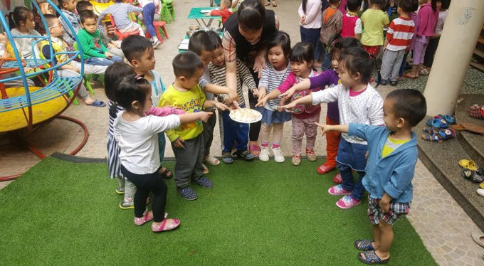 Các bé tỏ ra vô cùng thích thú với sản phẩm của mình.