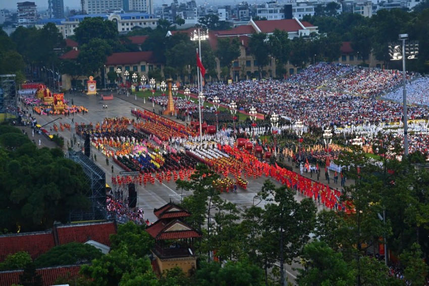 Ngay từ trong đêm Quảng trường Ba Đình đã được phủ kín bới biển người.
