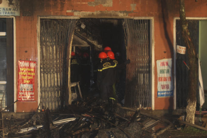 Ngôi nhà được khóa bằng cửa sắt, buộc lực lượng chữa cháy phải phá cửa để tiếp cận đám cháy.