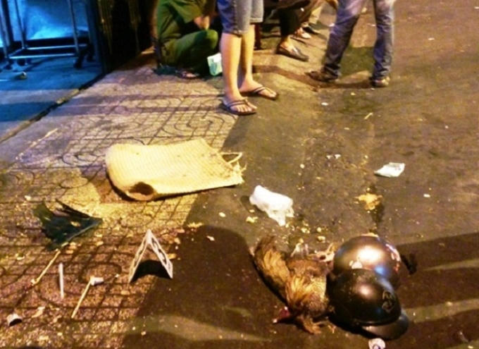 Nhiều vật chứng trong vụ truy sát tại hiện trường trong đó có một con gà đá.