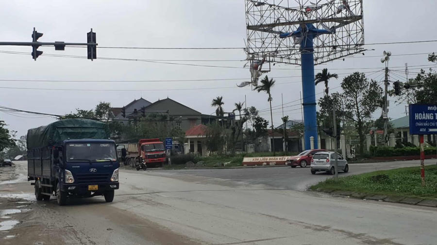 Cụm đèn tín hiệu giao thông trên Quốc lộ 46 bị hư hỏng trong thời gian dài.