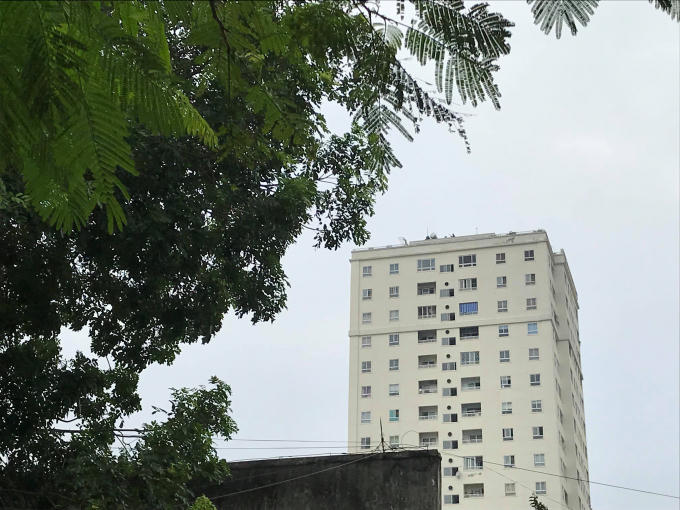 Lực lượng bắn tỉa được triển khai trên một ngôi nhà phía xa sẵn sàng hỗ trợ.